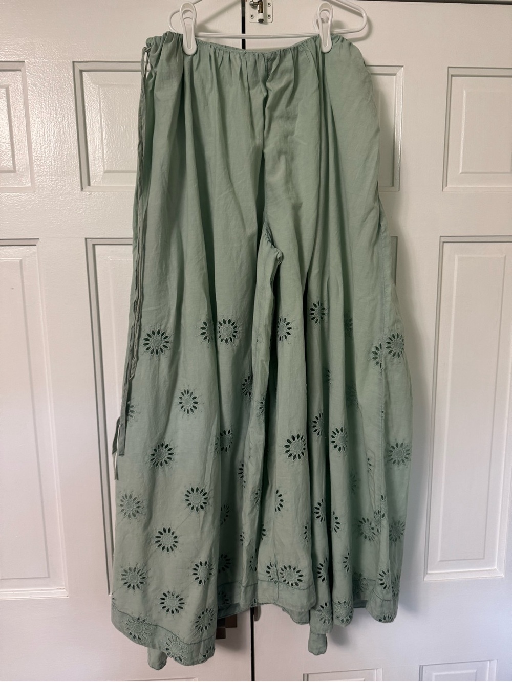 Sweet Serenade Wide Leg Cotton Eyelet Pants
Free People NWT $198 Size 14 - Picture 6 of 11